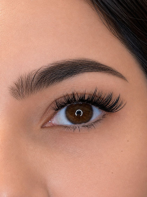 Close-up of Aimée STHLM Nude Whisper DIY lashes