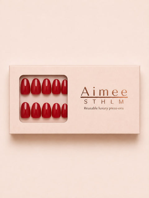 Monaco Red press-on nails in Aimée STHLM’s pink packaging